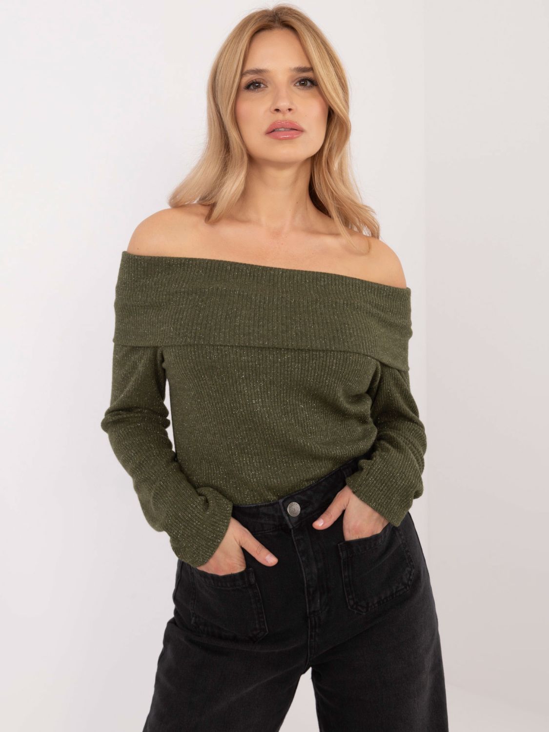 Elegant khaki sweater with long sleeves