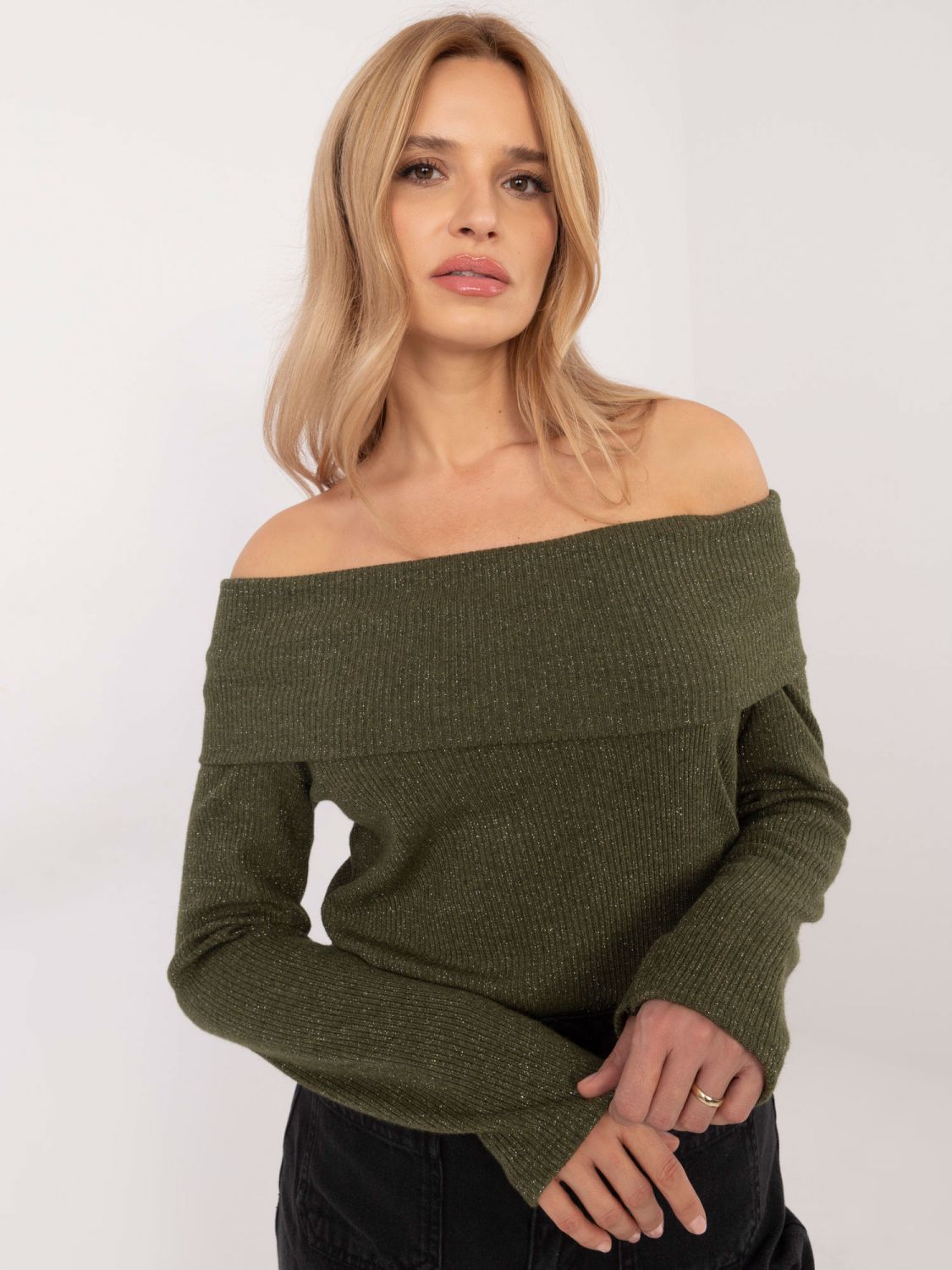 Elegant khaki sweater with long sleeves