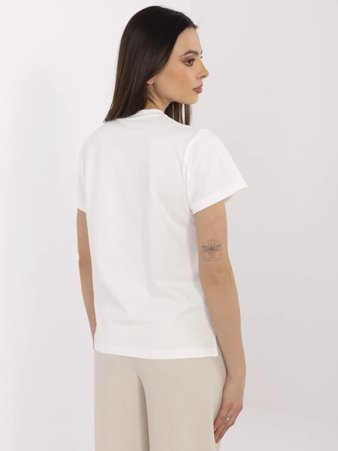 Stylish ecru T-shirt with application