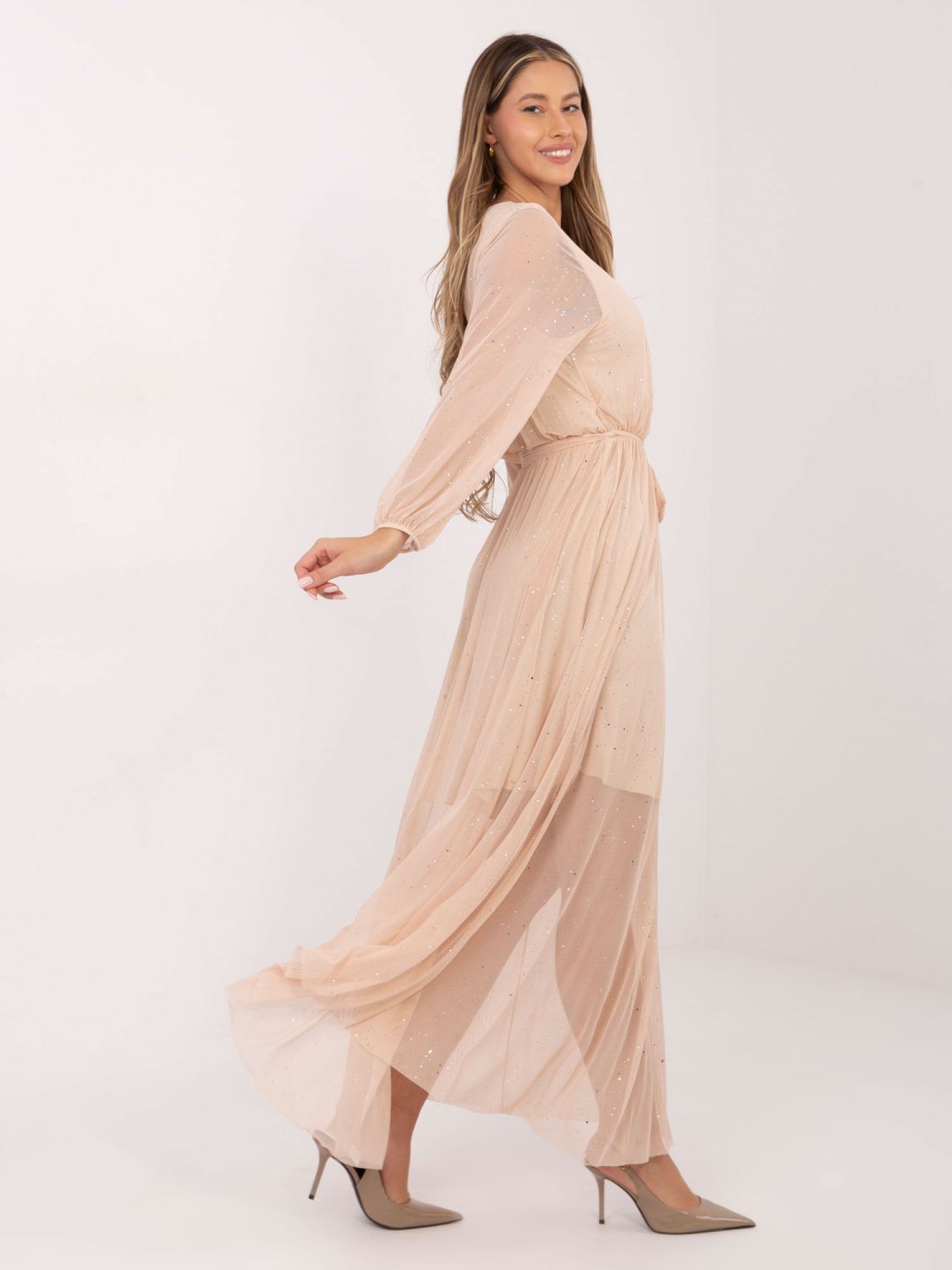 Beige maxi dress with appliqué and belt