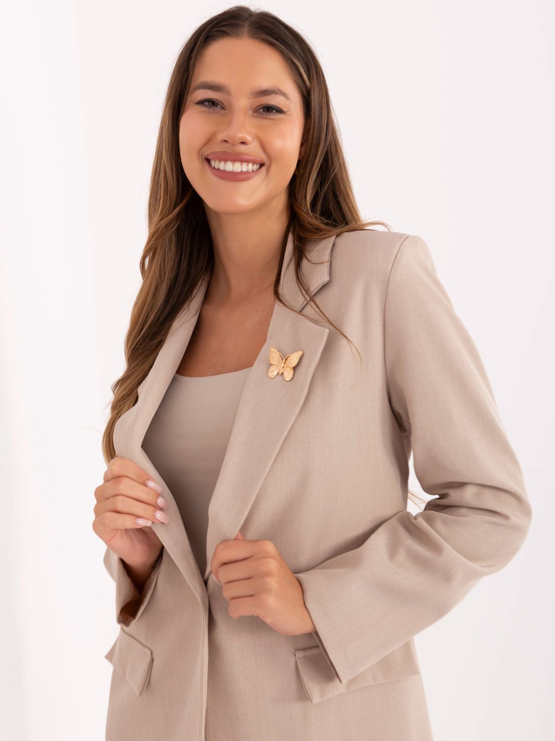 Beige elegant blazer with lining and brooch