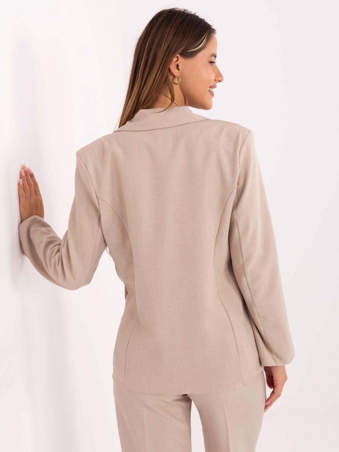 Elegant beige blazer with brooch and lining