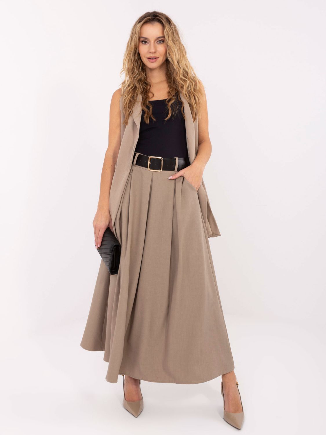 Beige maxi skirt with belt and pockets