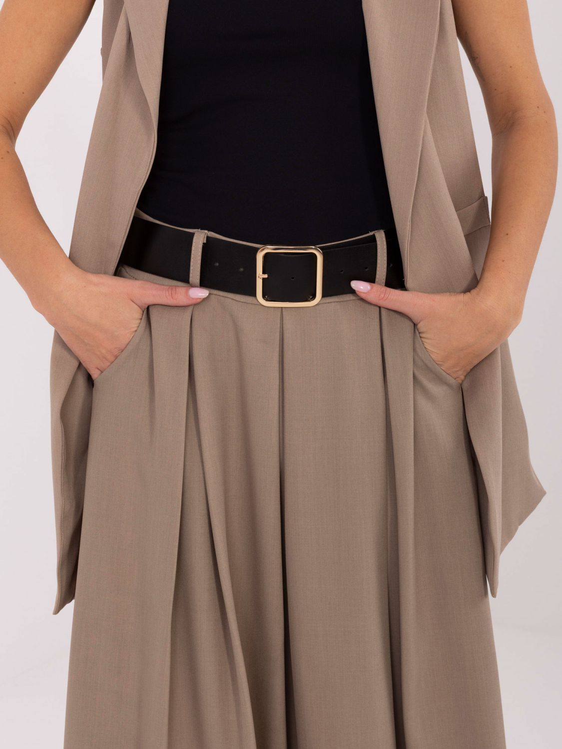 Beige maxi skirt with belt and pockets