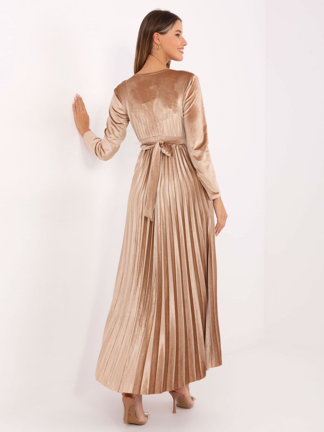Beige maxi dress with belt and sequins