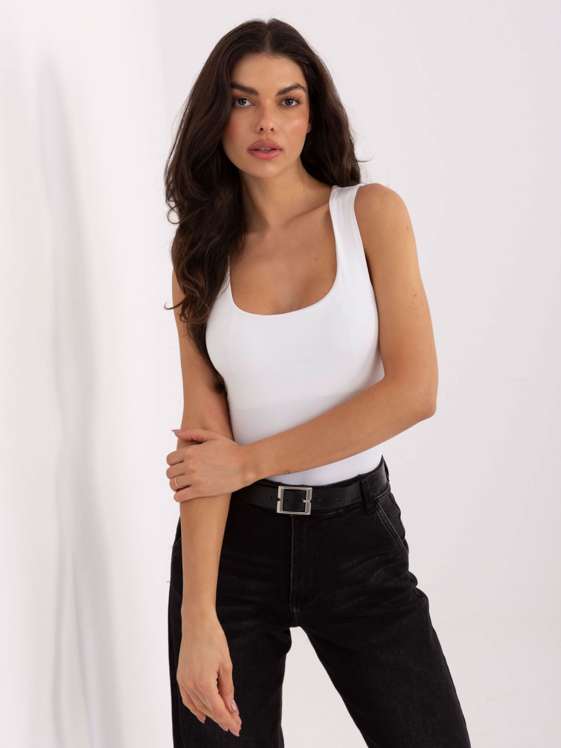 White sleeveless smooth top