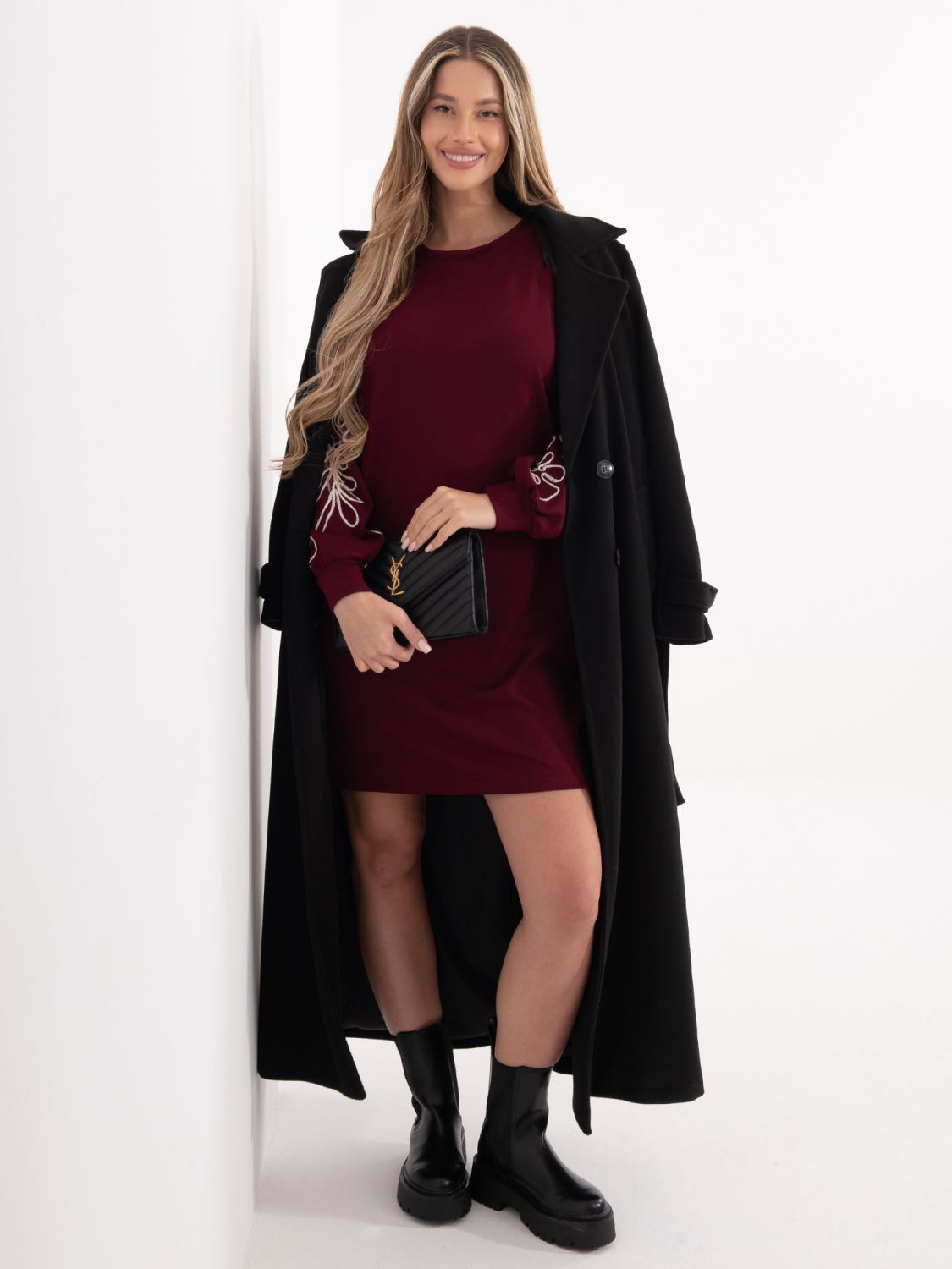 Burgundy short dress with embroidery and puff sleeves