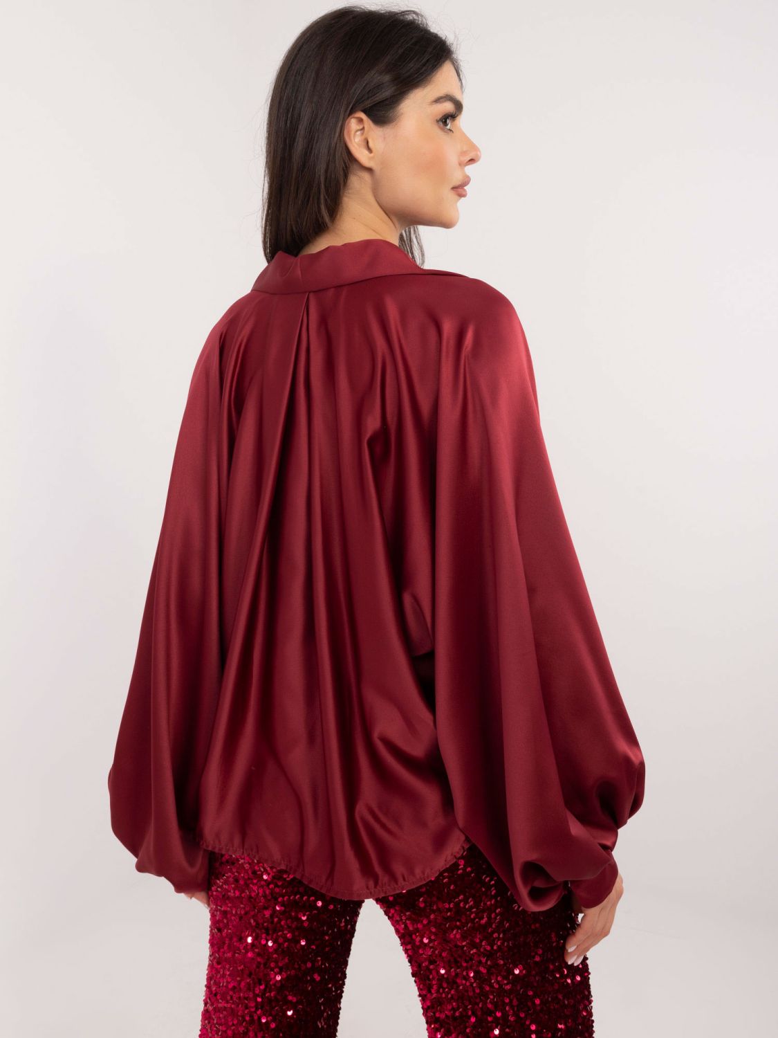 Elegant burgundy shirt with buttons