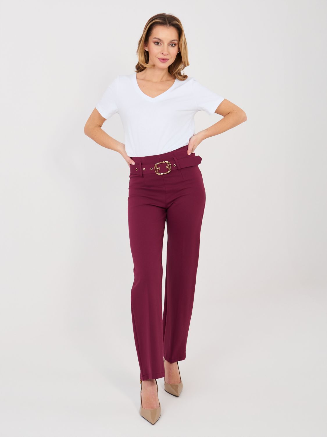 Elegant red straight-leg trousers with high waist and belt