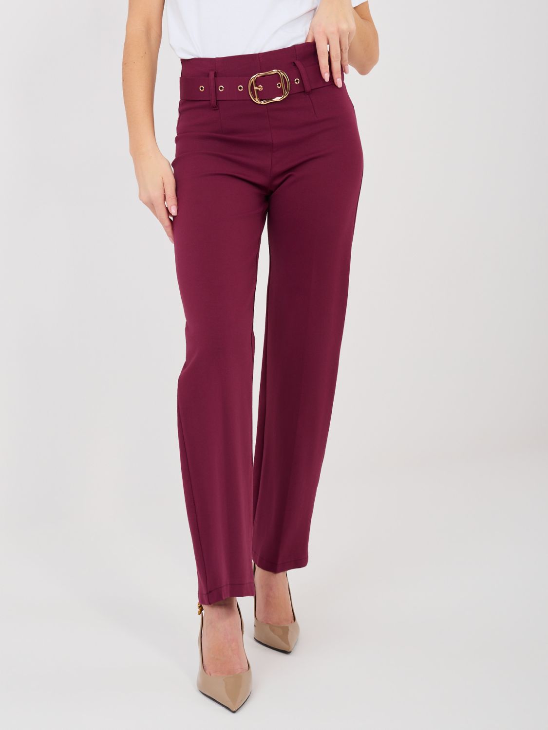 Elegant red straight-leg trousers with high waist and belt