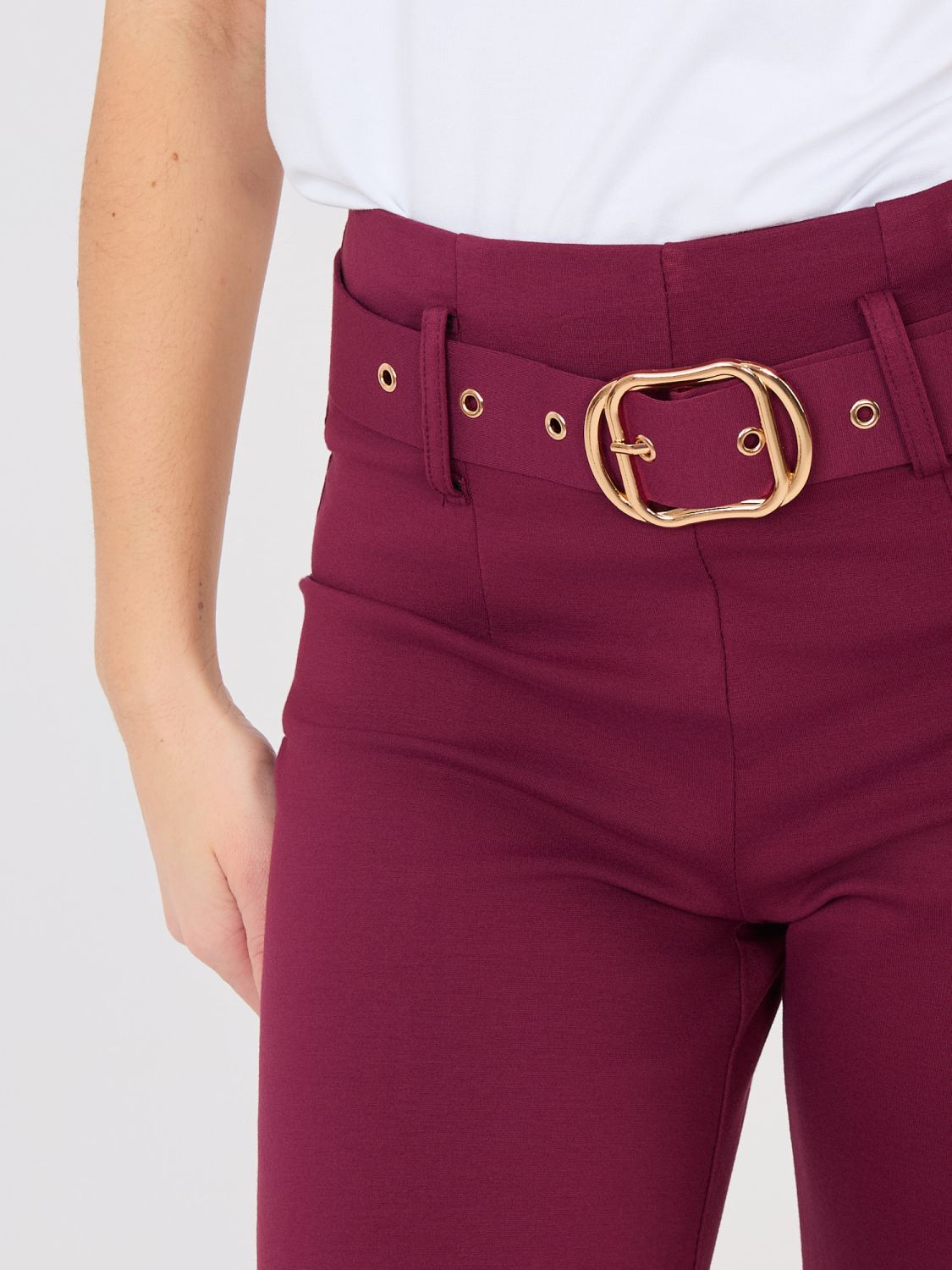 Elegant red straight-leg trousers with high waist and belt