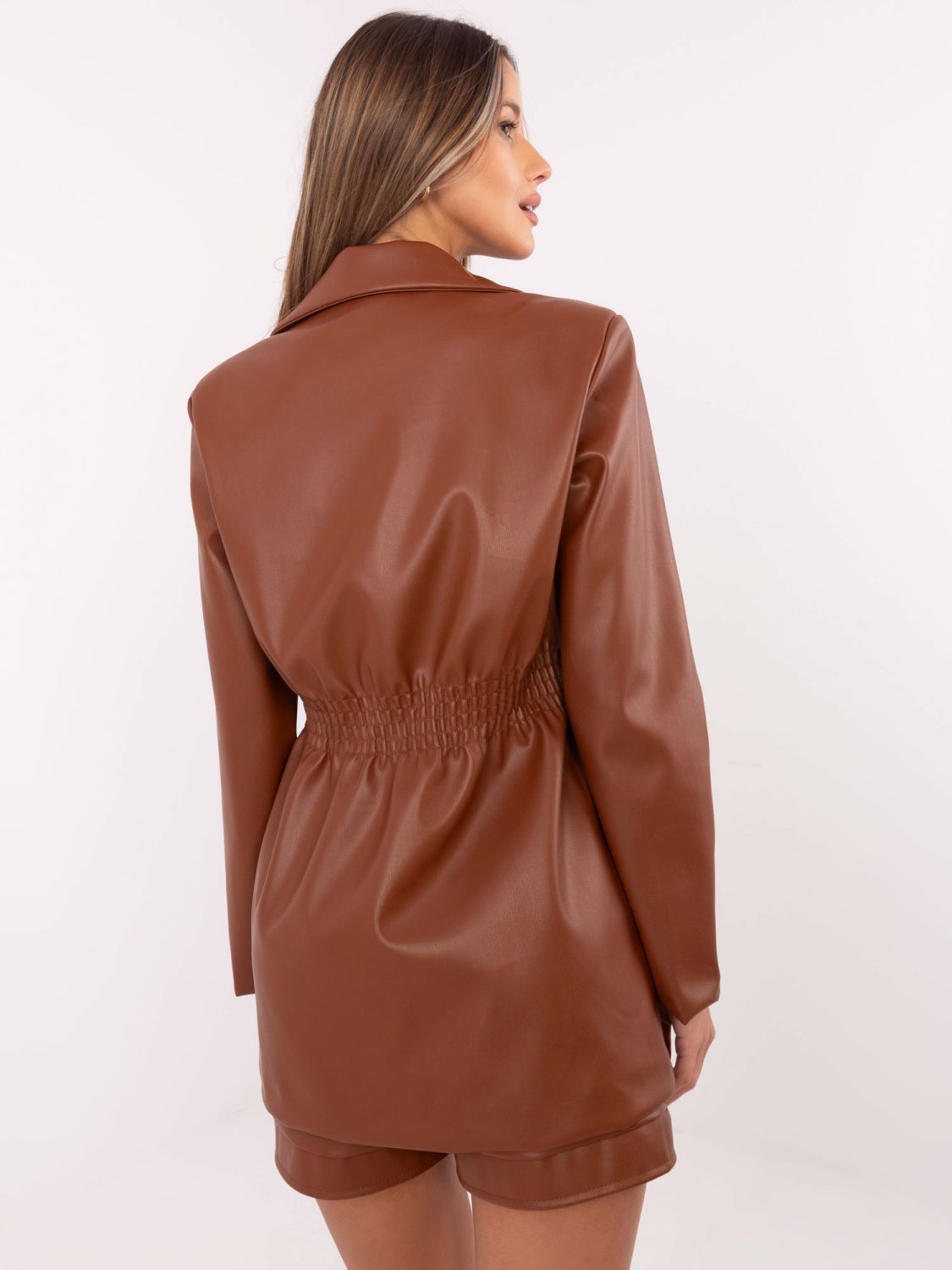 Brown blazer with double-breasted closure