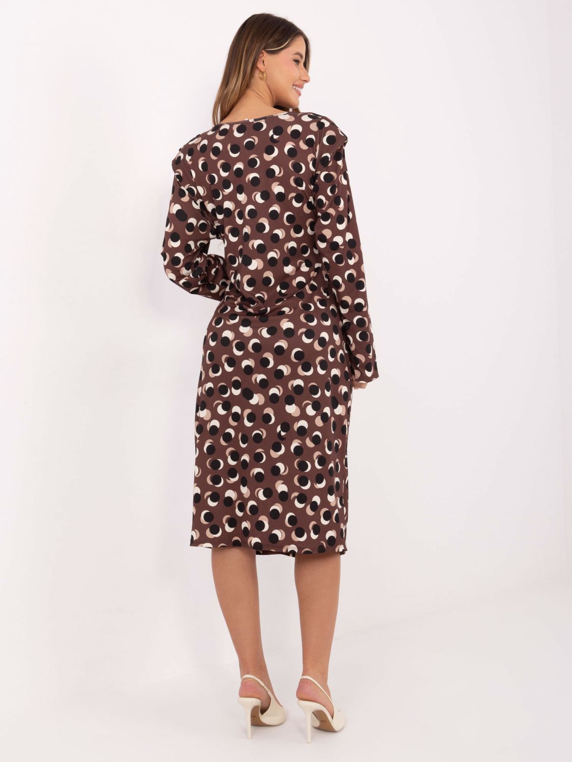 Brown midi dress with geometric pattern and ruching