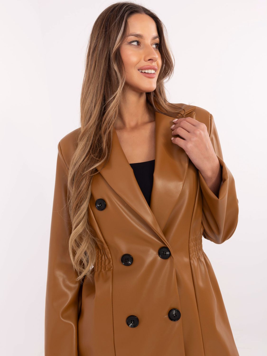 Stylish camel blazer with lining and double-breasted closure