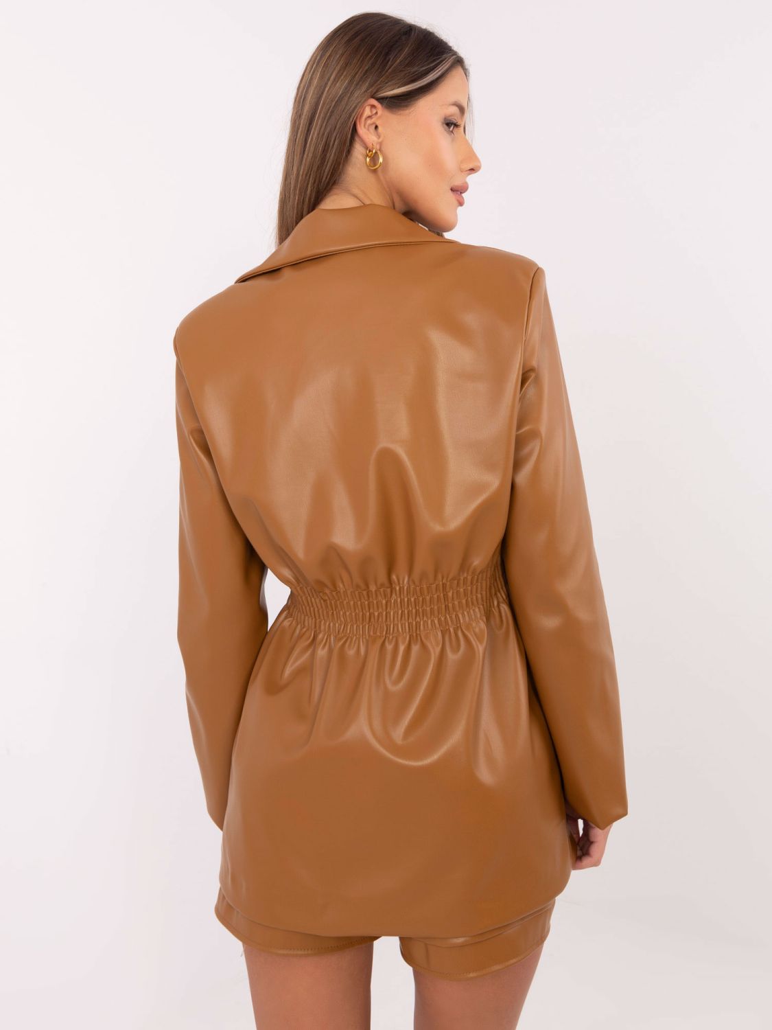 Stylish camel blazer with lining and double-breasted closure