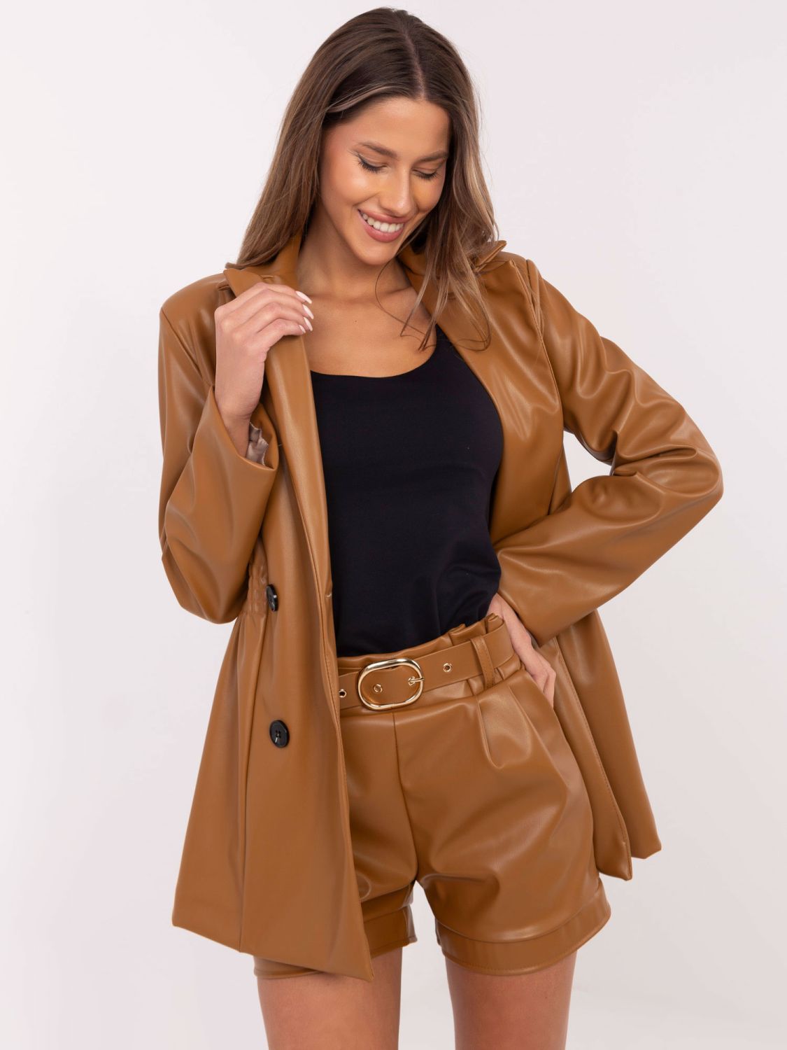 Elegant brown faux leather shorts with belt
