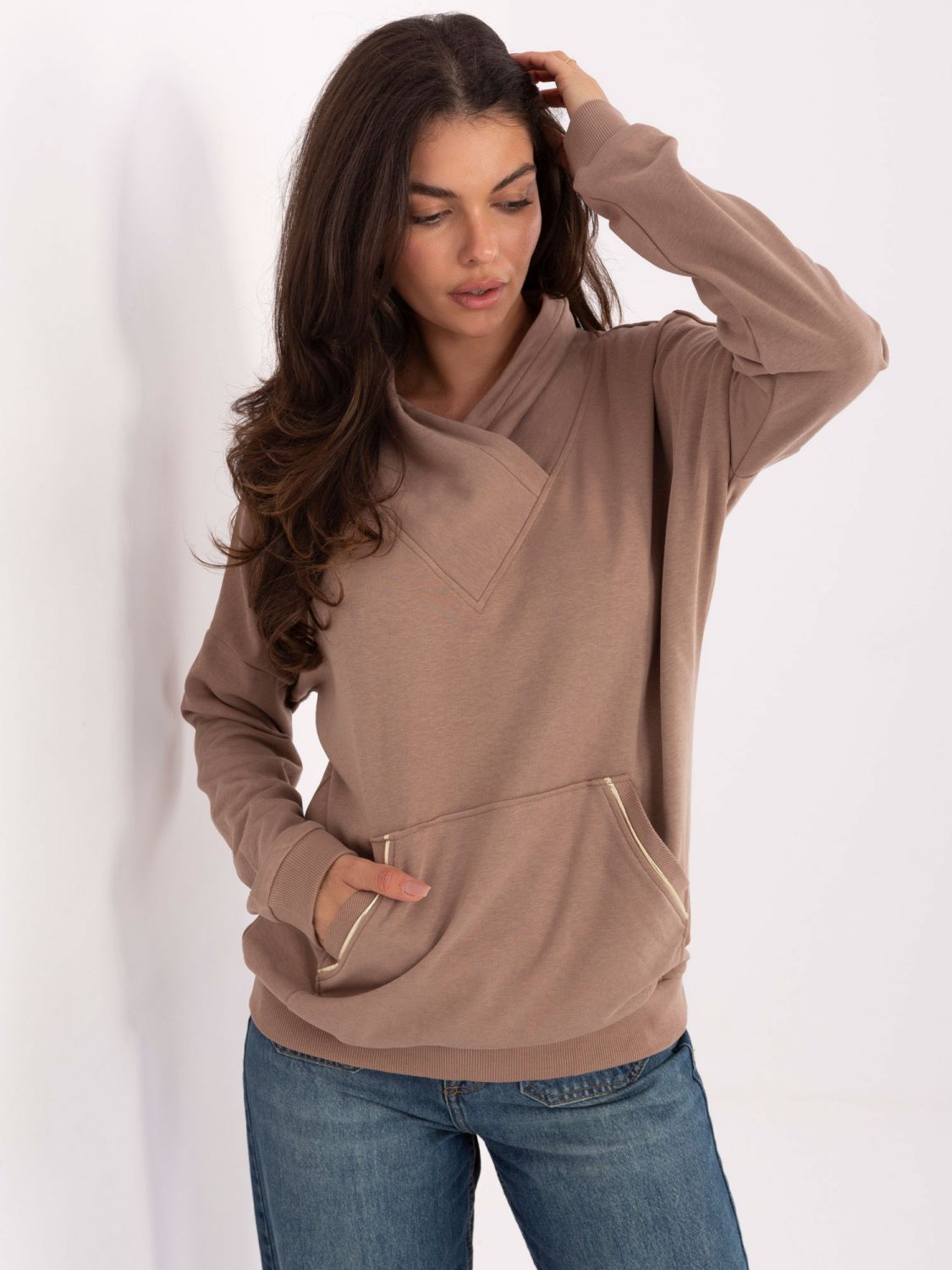Beige cotton sweatshirt with collar and pocket