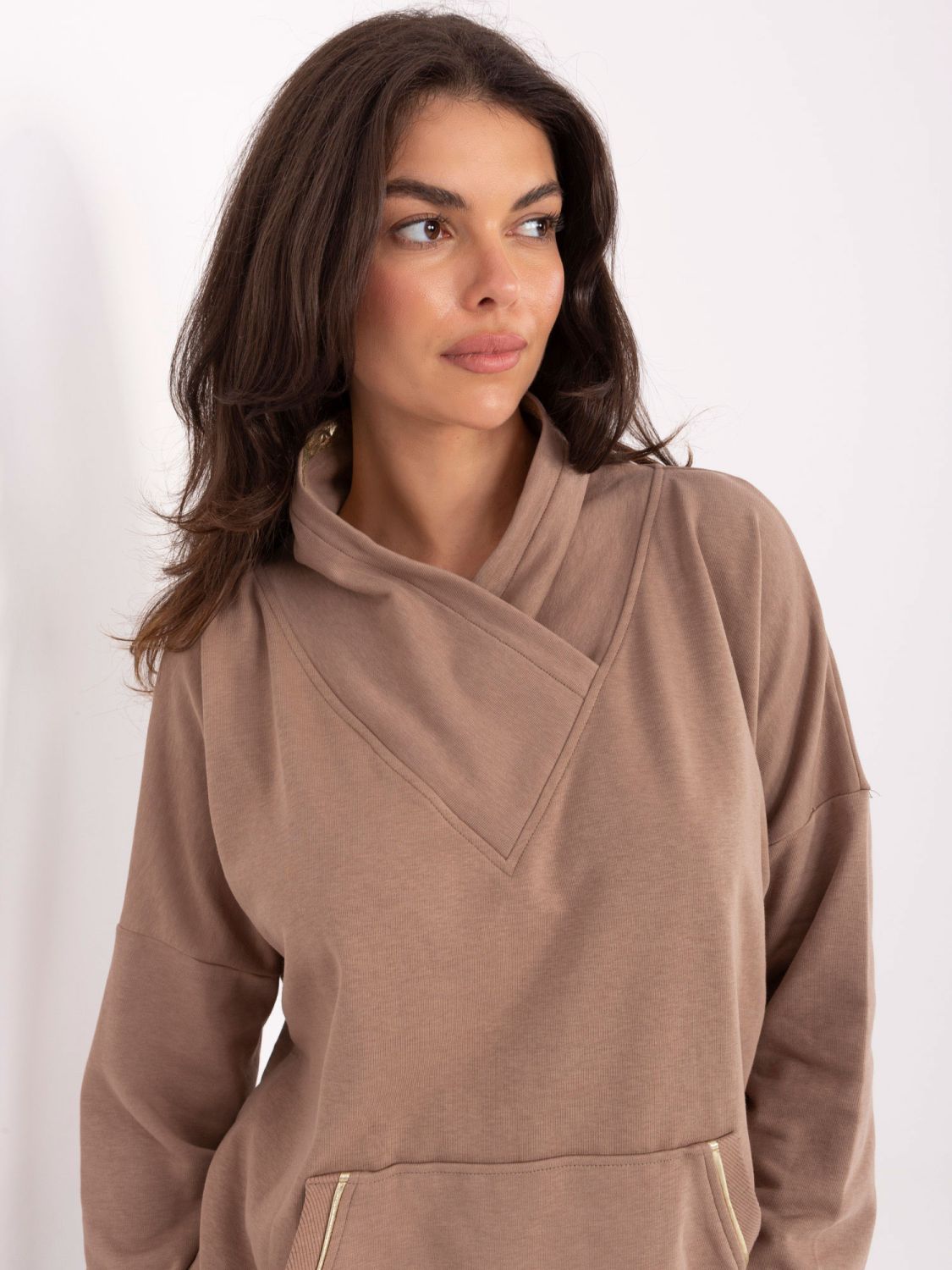 Beige cotton sweatshirt with collar and pocket