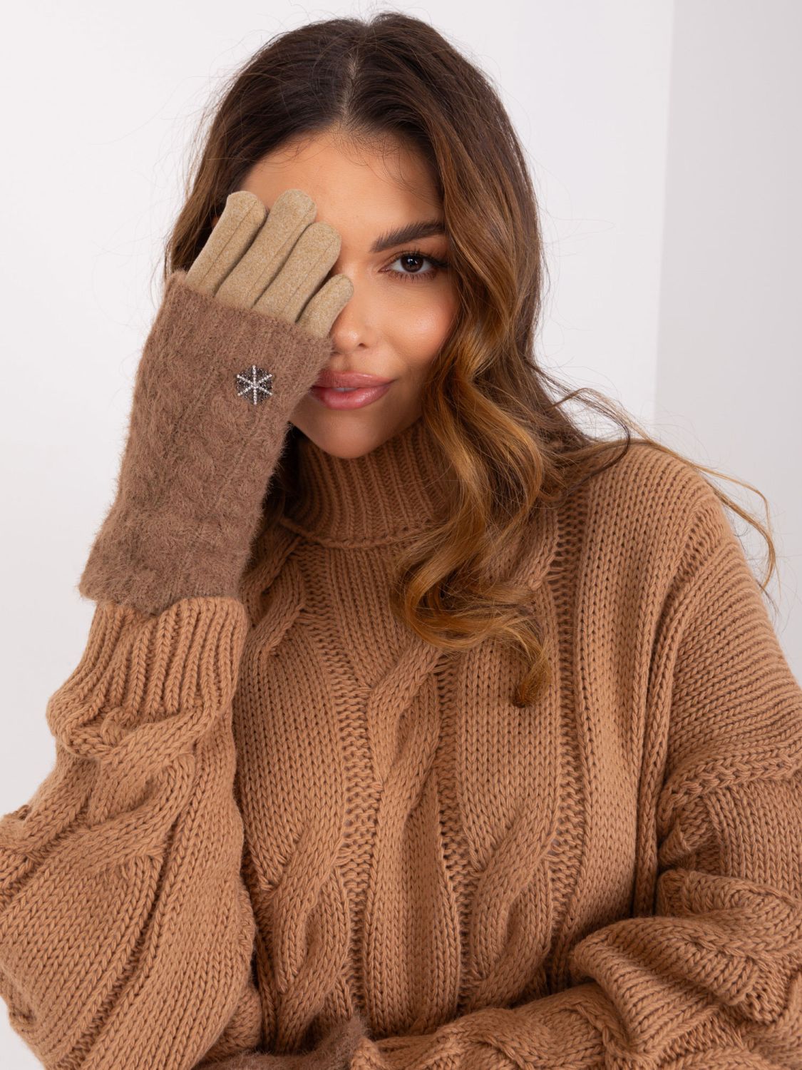 Beige Gloves with Smooth Pattern