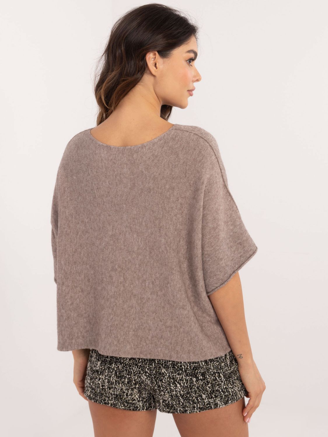 Elegant beige sweater with 3/4 sleeves