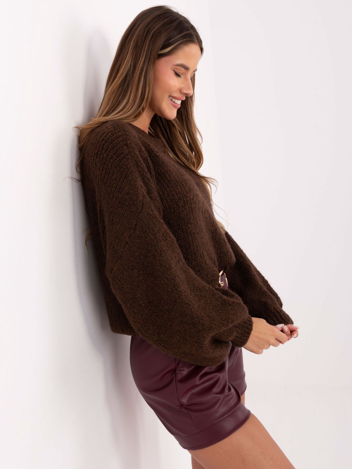 Brown sweater with round neckline and balloon sleeves