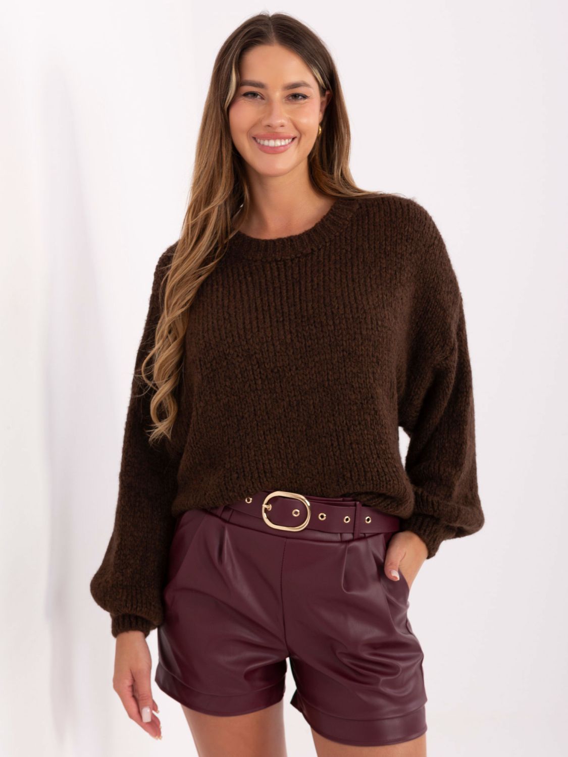 Brown sweater with round neckline and balloon sleeves