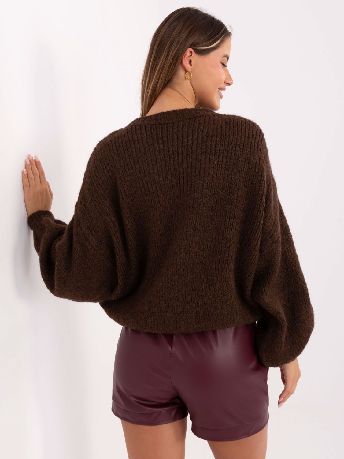 Brown sweater with round neckline and balloon sleeves