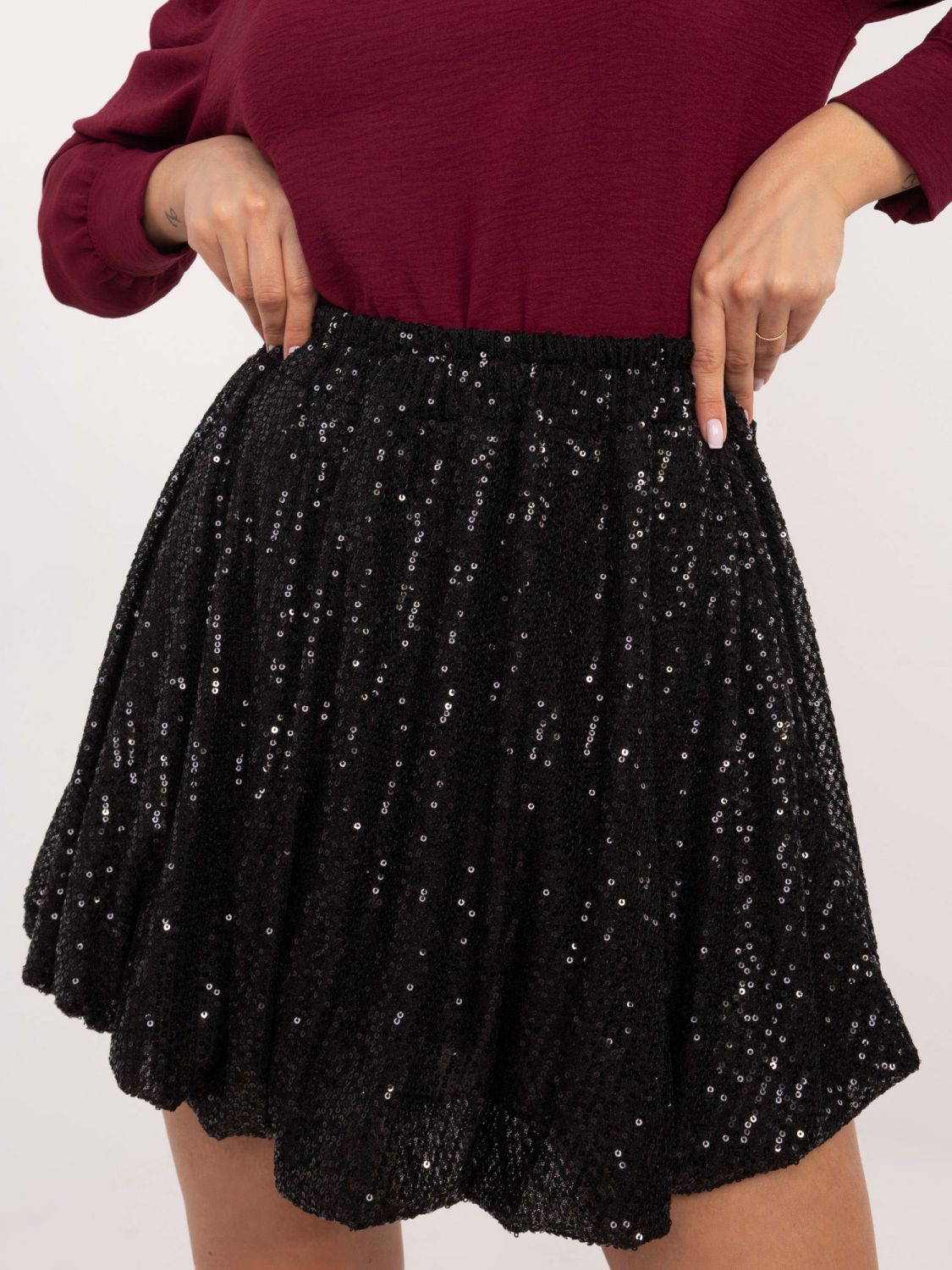 Black elegant mini skirt with sequins and lining