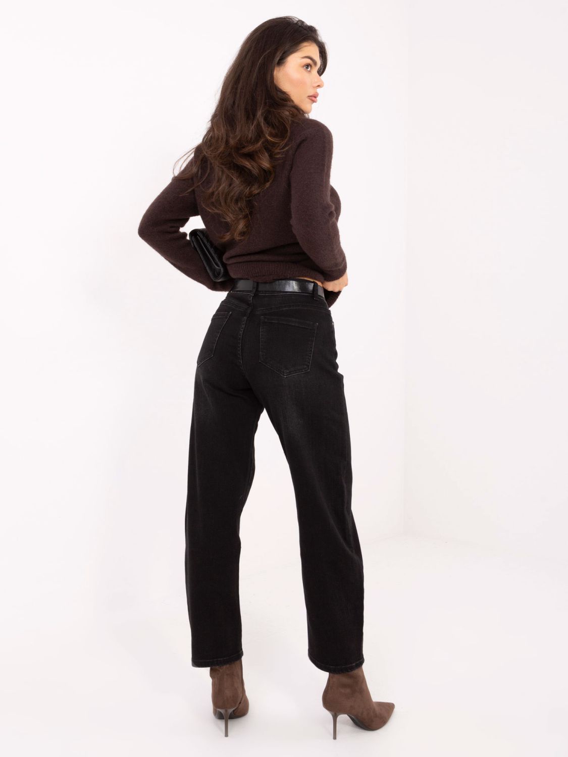 Black balloon fit jeans with high waist and belt