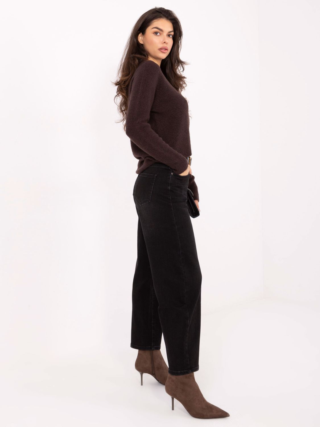 Black balloon fit jeans with high waist and belt