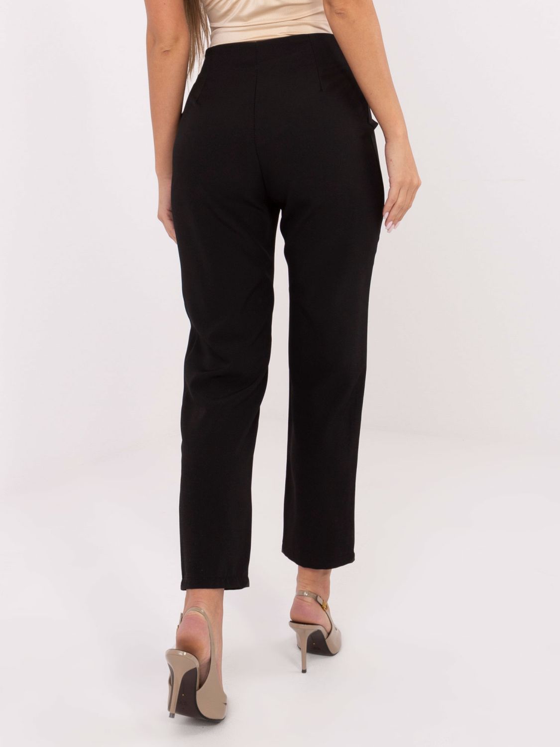 Elegant black cigarette trousers with high waist and chain detail
