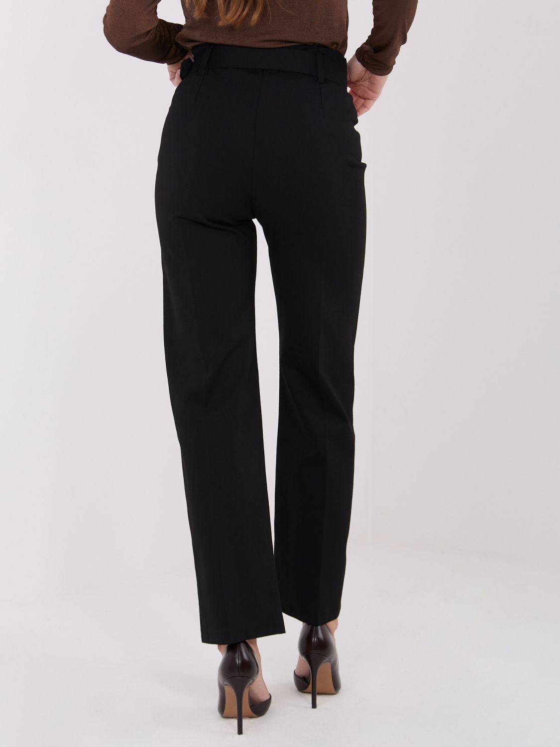Elegant black straight-leg trousers with high waist and belt