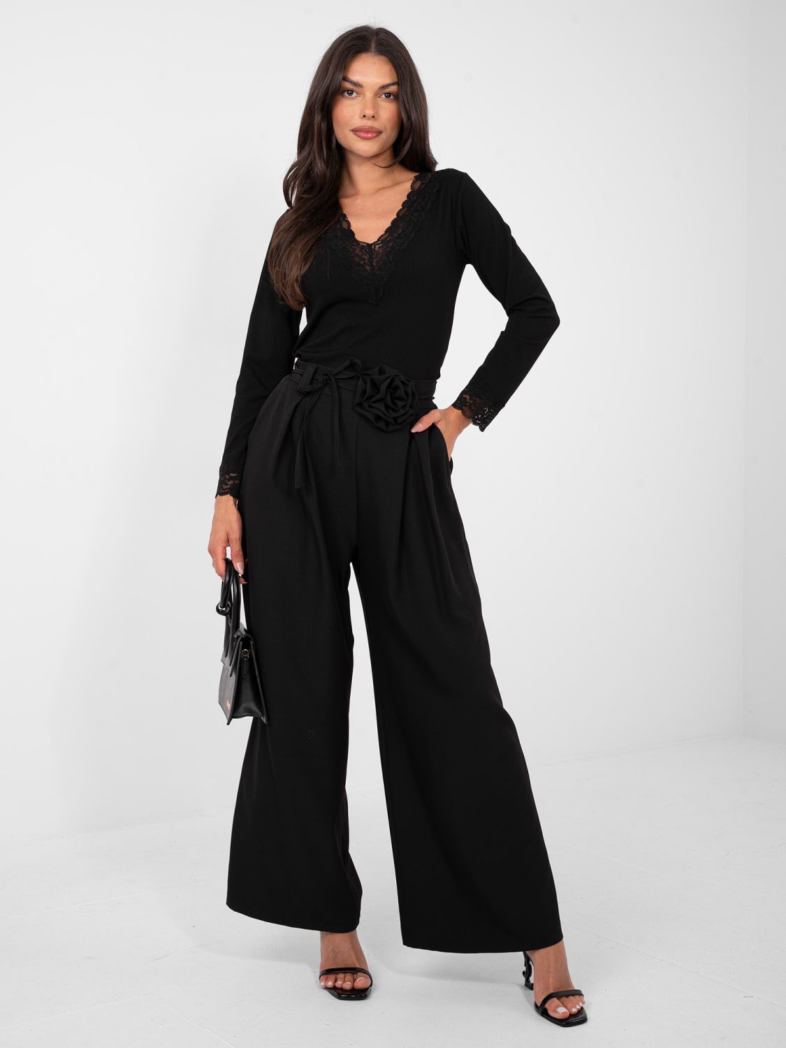 Elegant black wide-leg trousers with high waist and belt