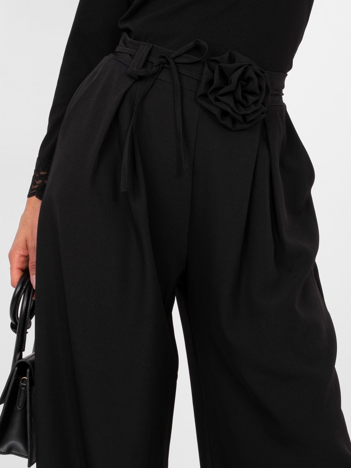 Elegant black wide-leg trousers with high waist and belt