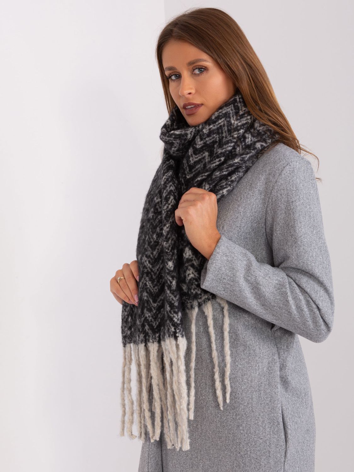 Black-beige geometric scarf