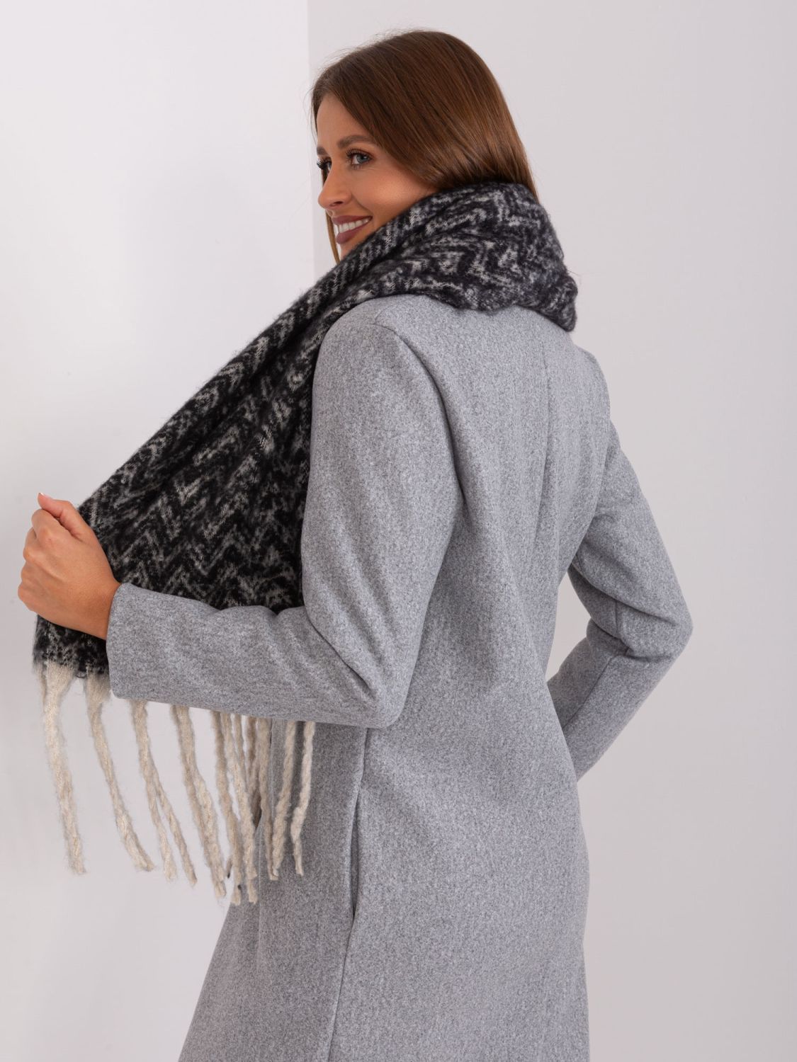 Black-beige geometric scarf
