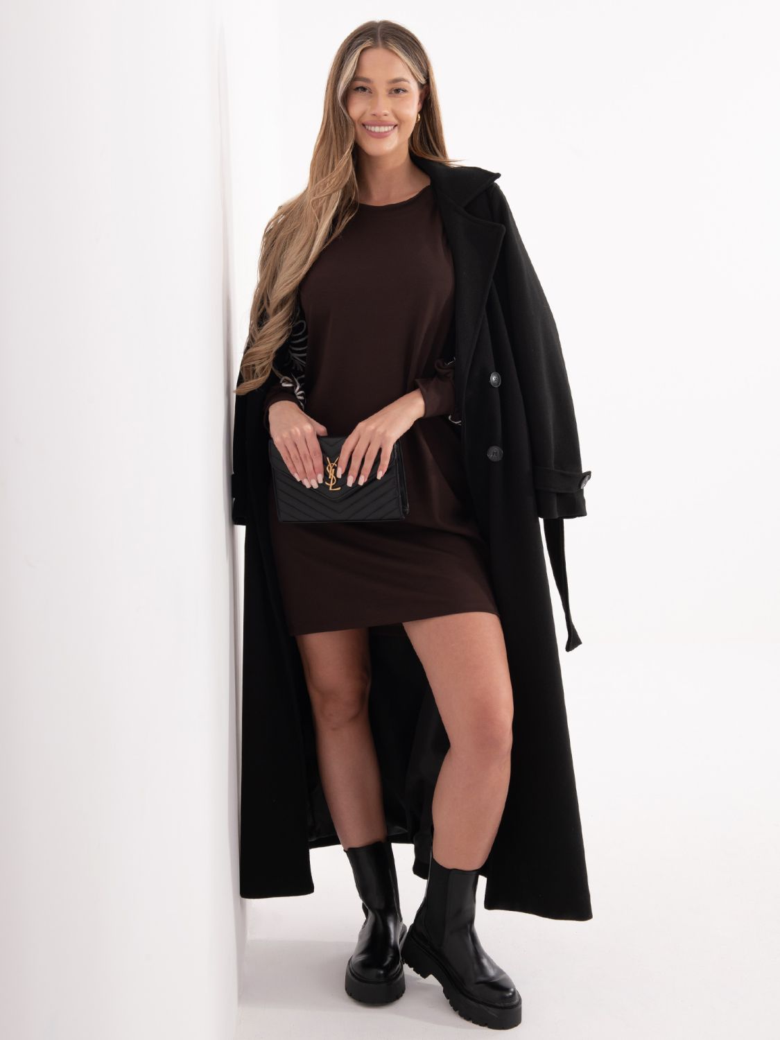 Short brown dress with embroidery and puff sleeves