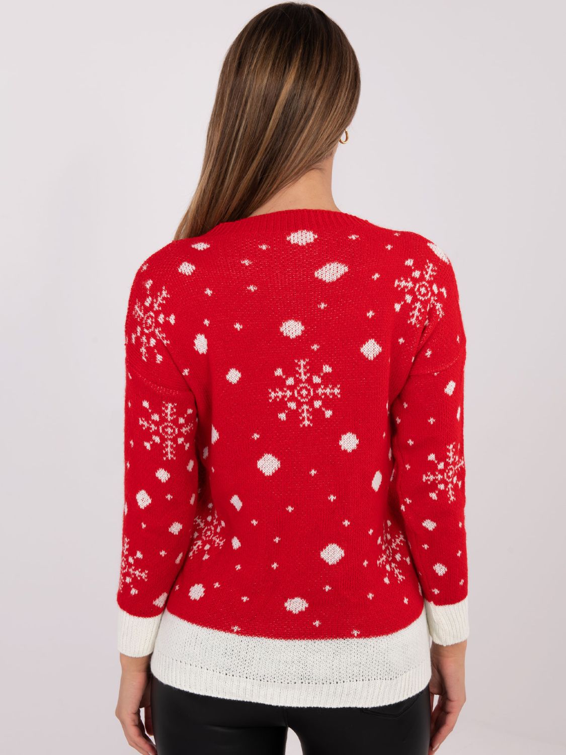 Red sweater with print and round neckline