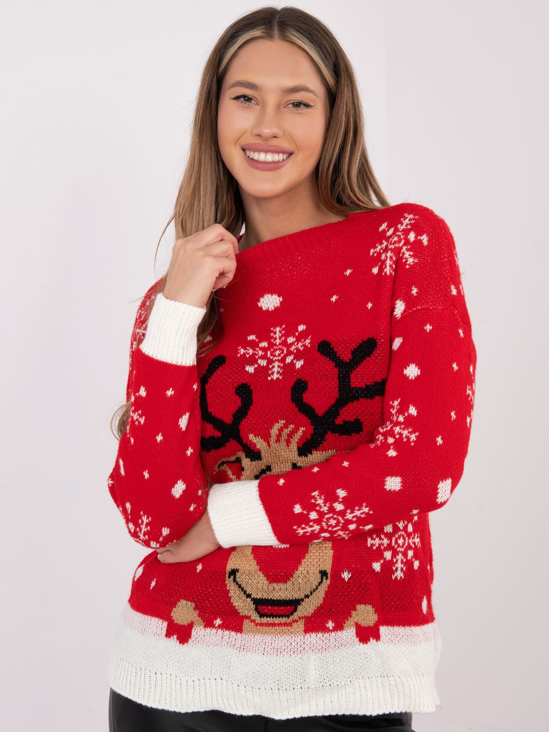 Red sweater with print and round neckline