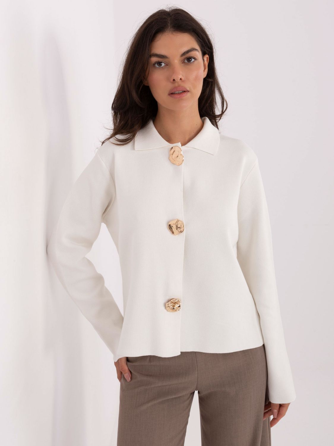 Elegant ecru sweater with collar and snap closure
