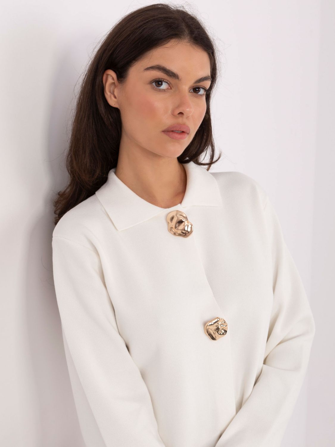 Elegant ecru sweater with collar and snap closure