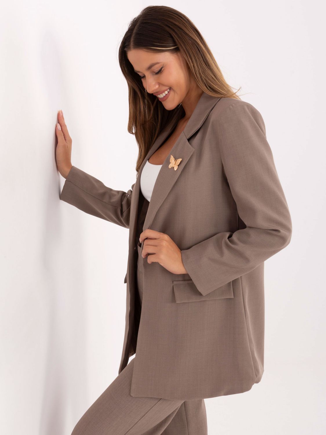 Elegant beige blazer with lining and brooch