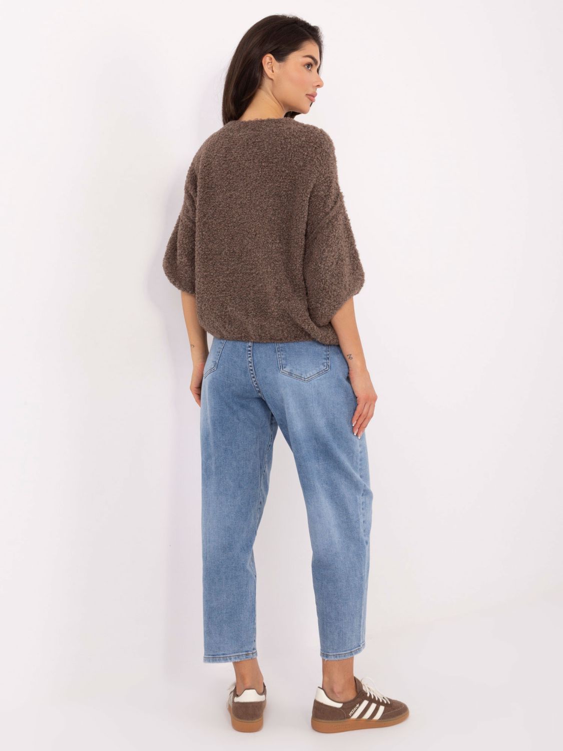 Elegant beige sweater with 3/4 sleeves and buttons