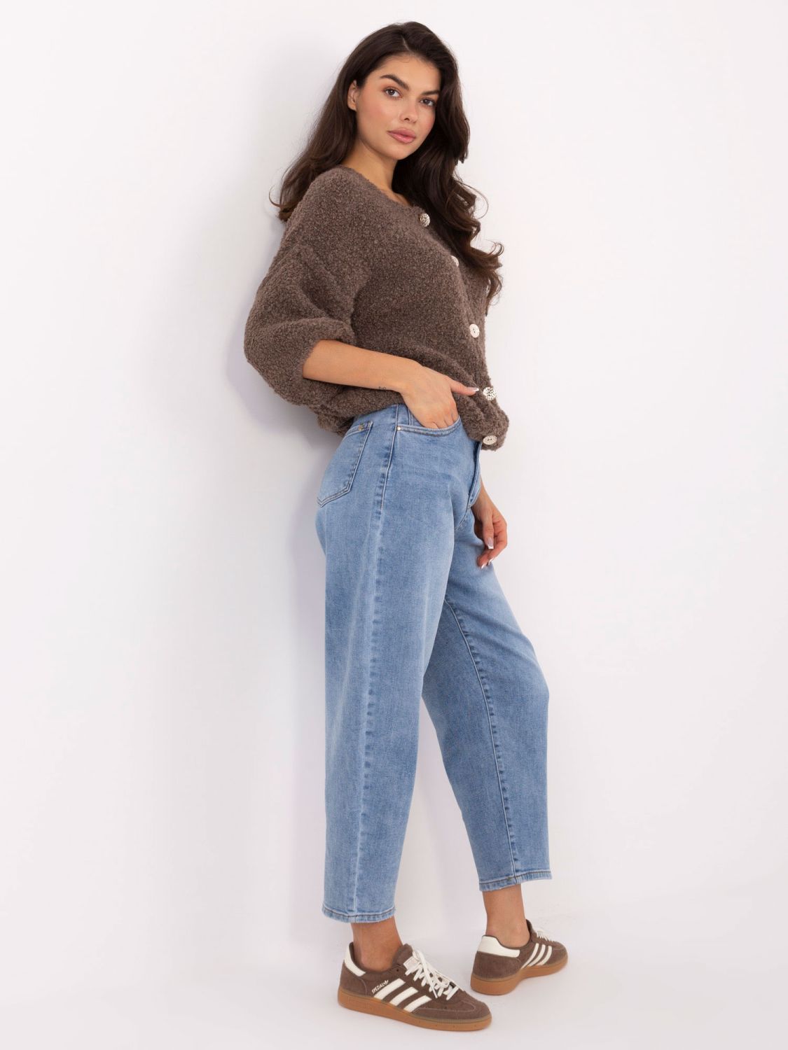 Elegant beige sweater with 3/4 sleeves and buttons