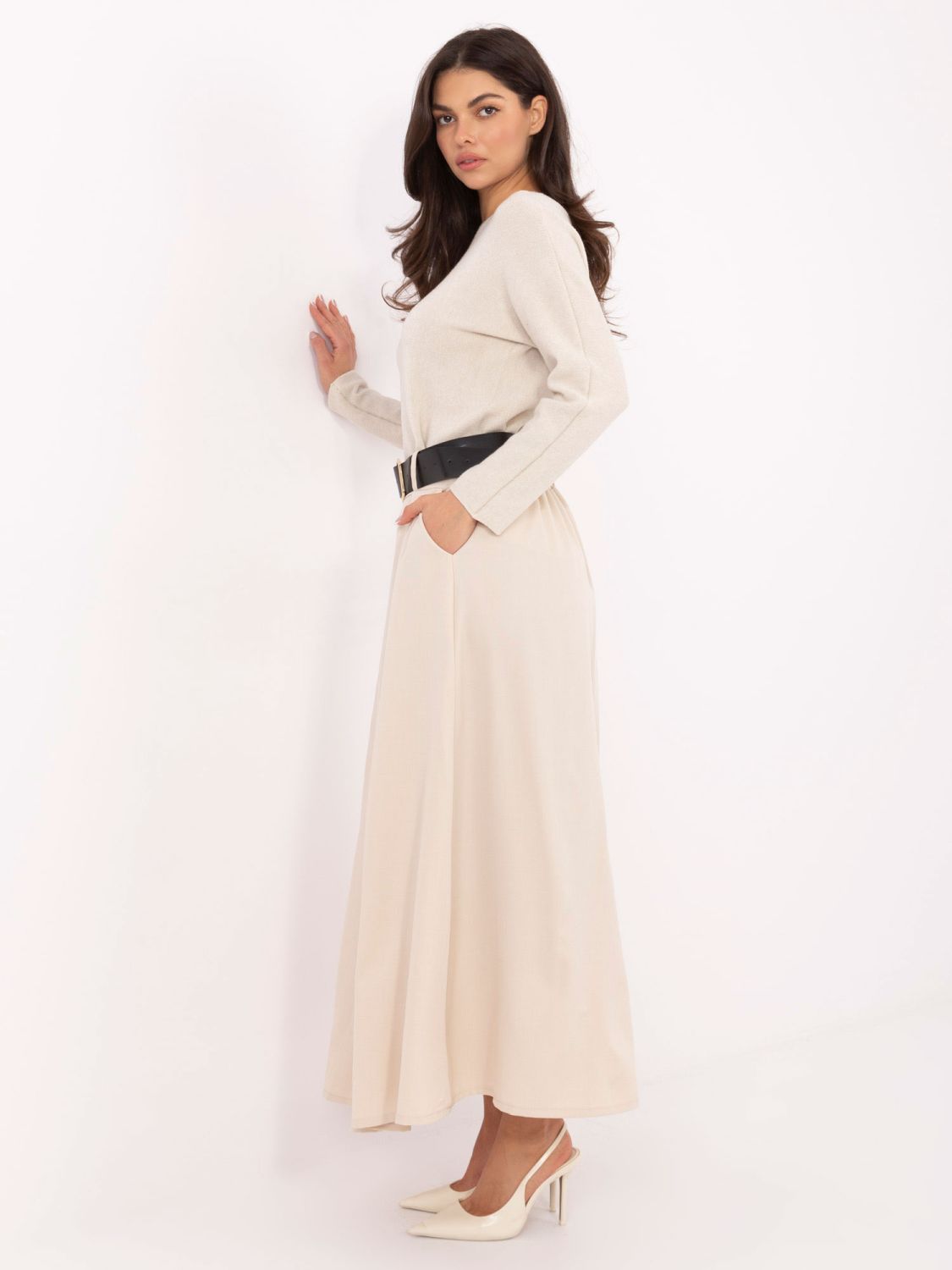 Elegant beige maxi skirt with belt and pockets