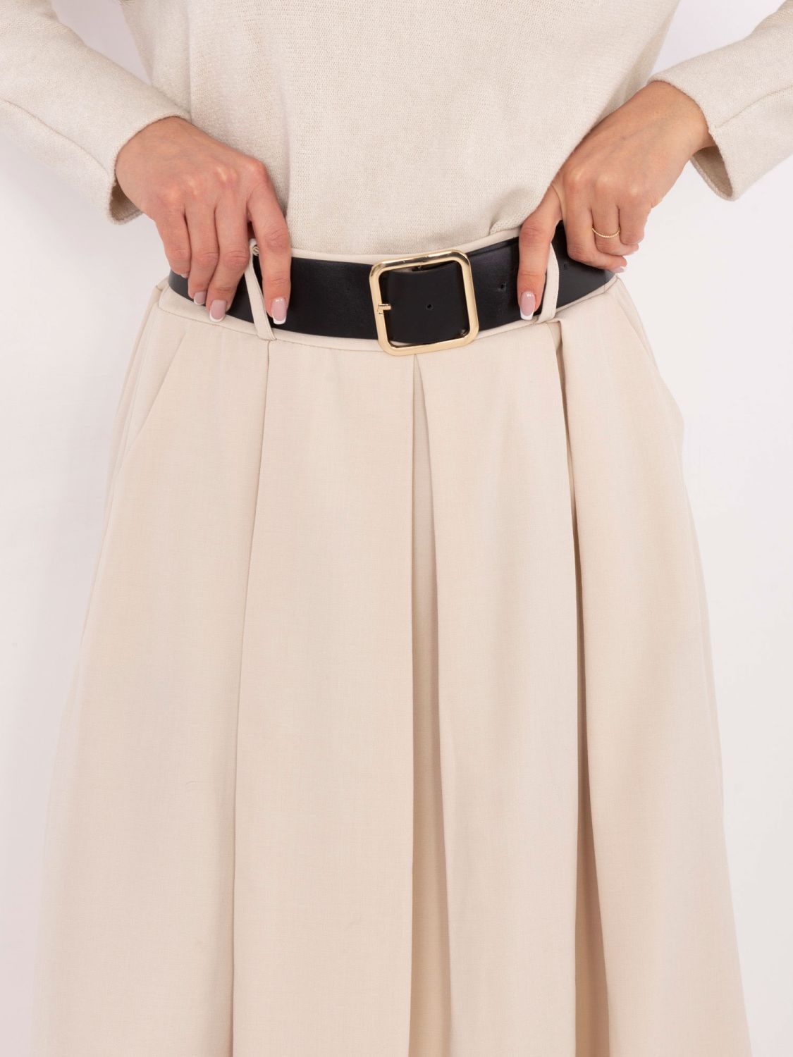 Elegant beige maxi skirt with belt and pockets