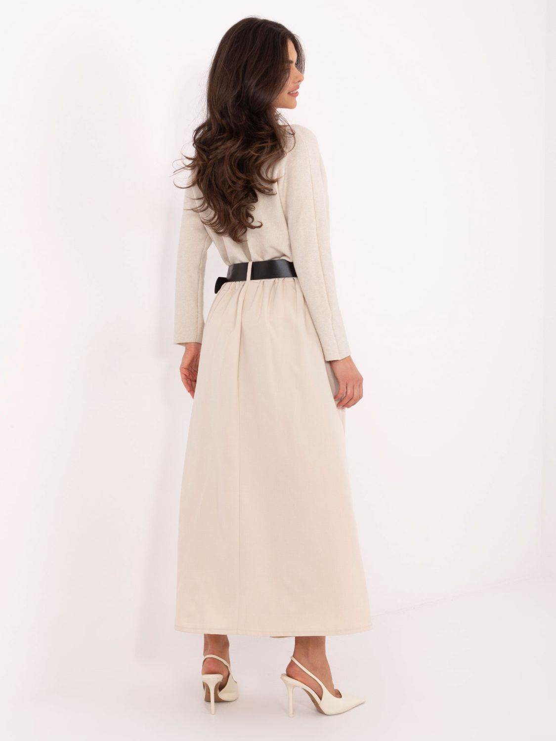 Elegant beige maxi skirt with belt and pockets