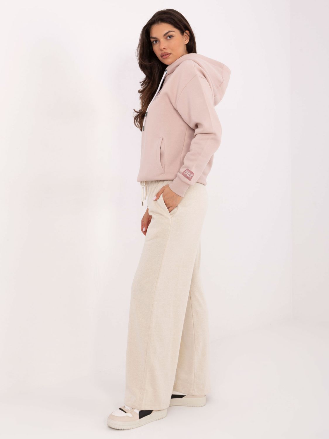 Beige sweatpants with side pockets