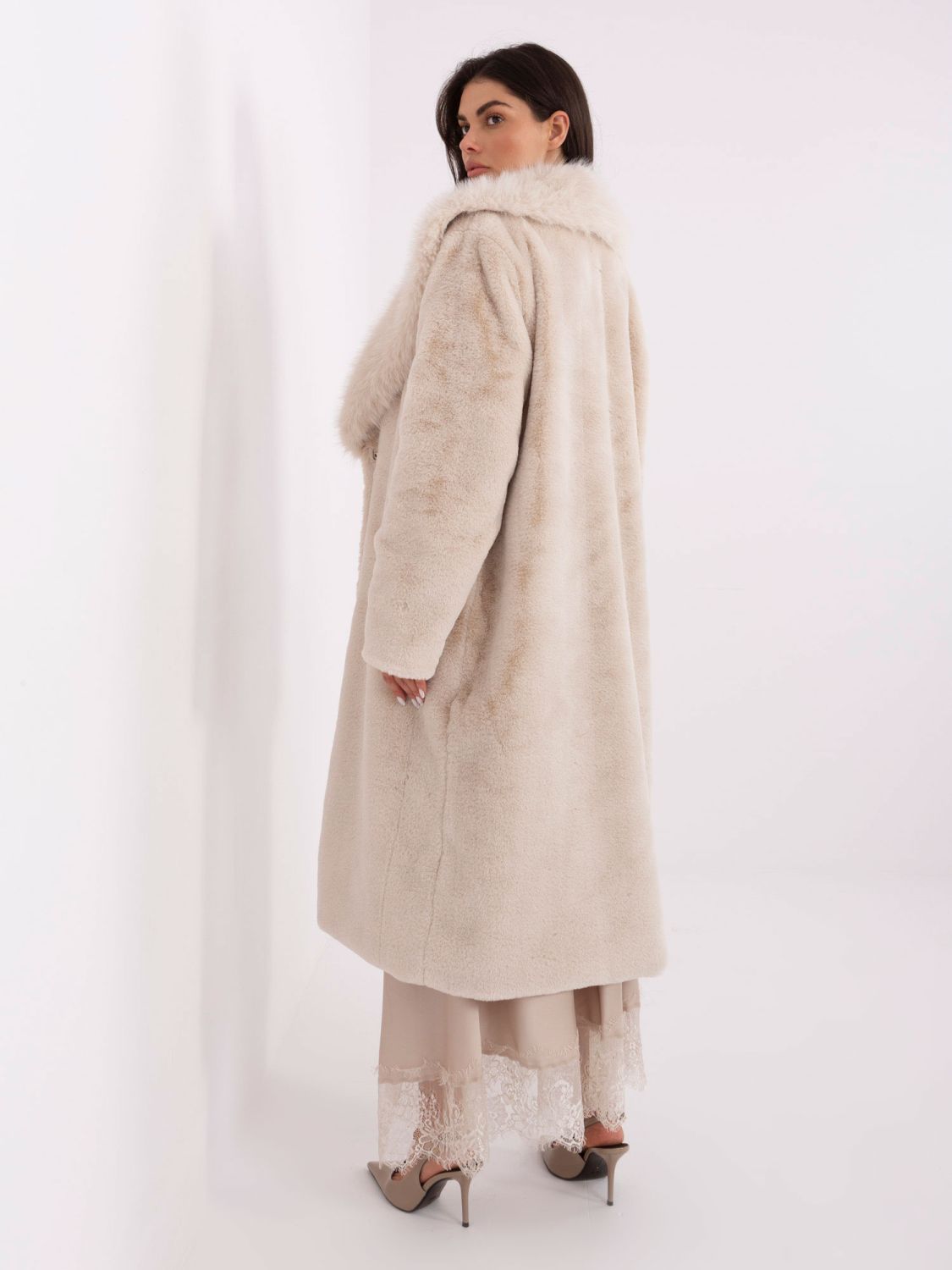 Elegant beige coat with lining