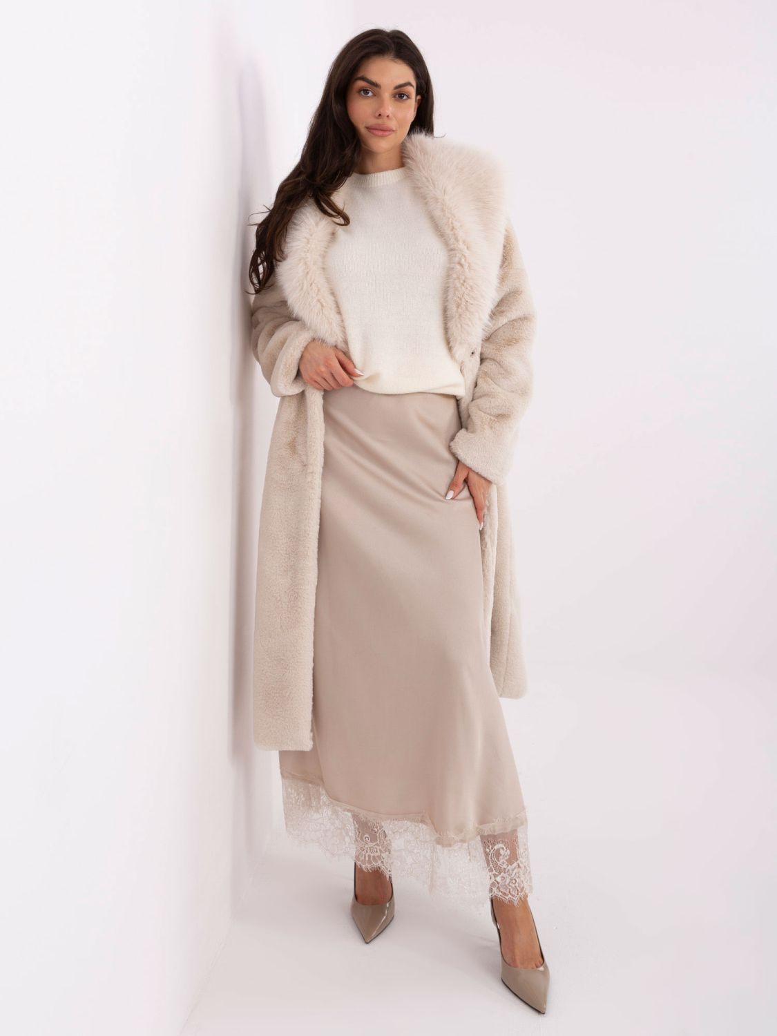 Elegant beige coat with lining